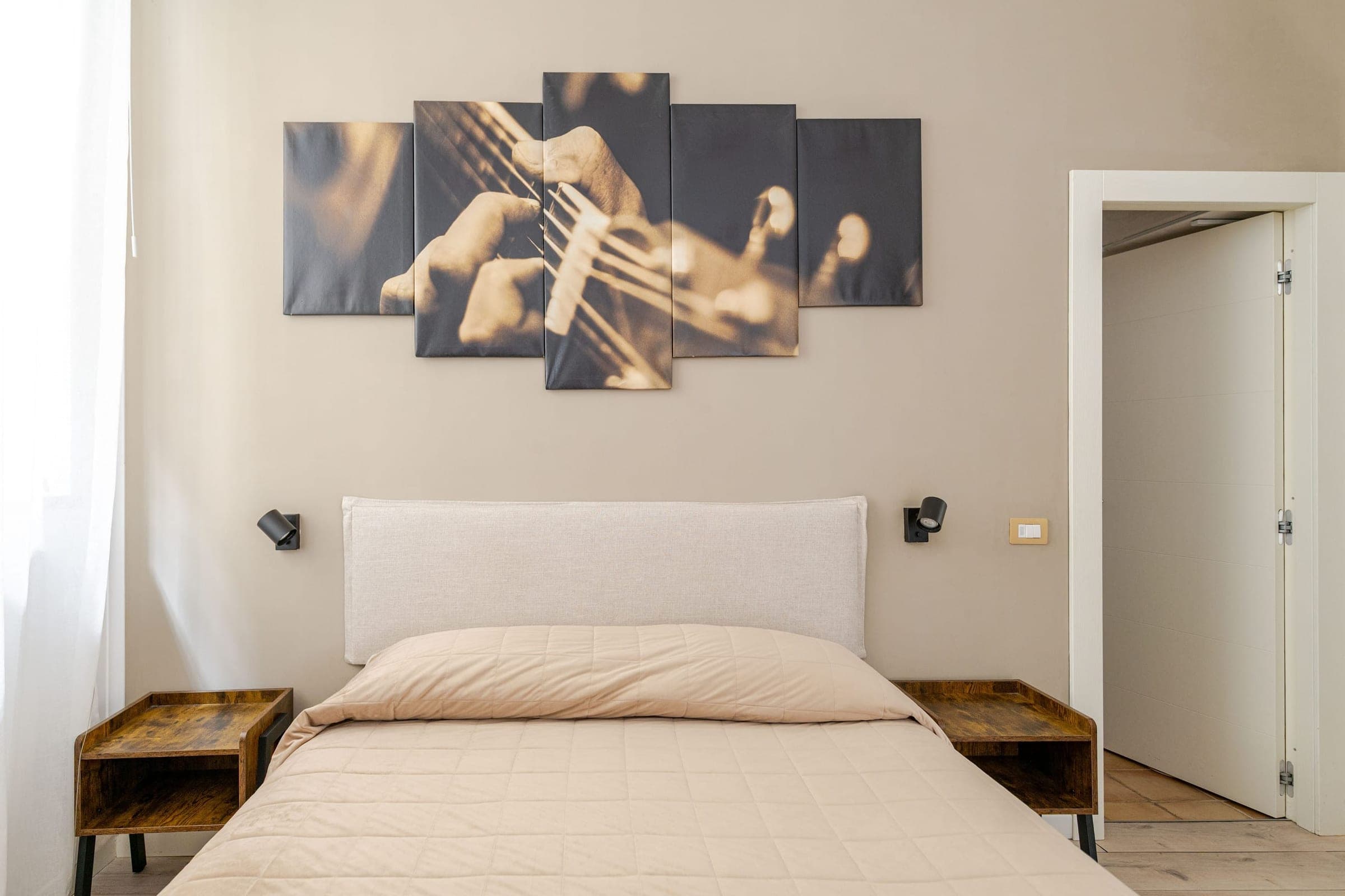 La zona notte di Nina's Home, con letto matrimoniale e testata imbottita