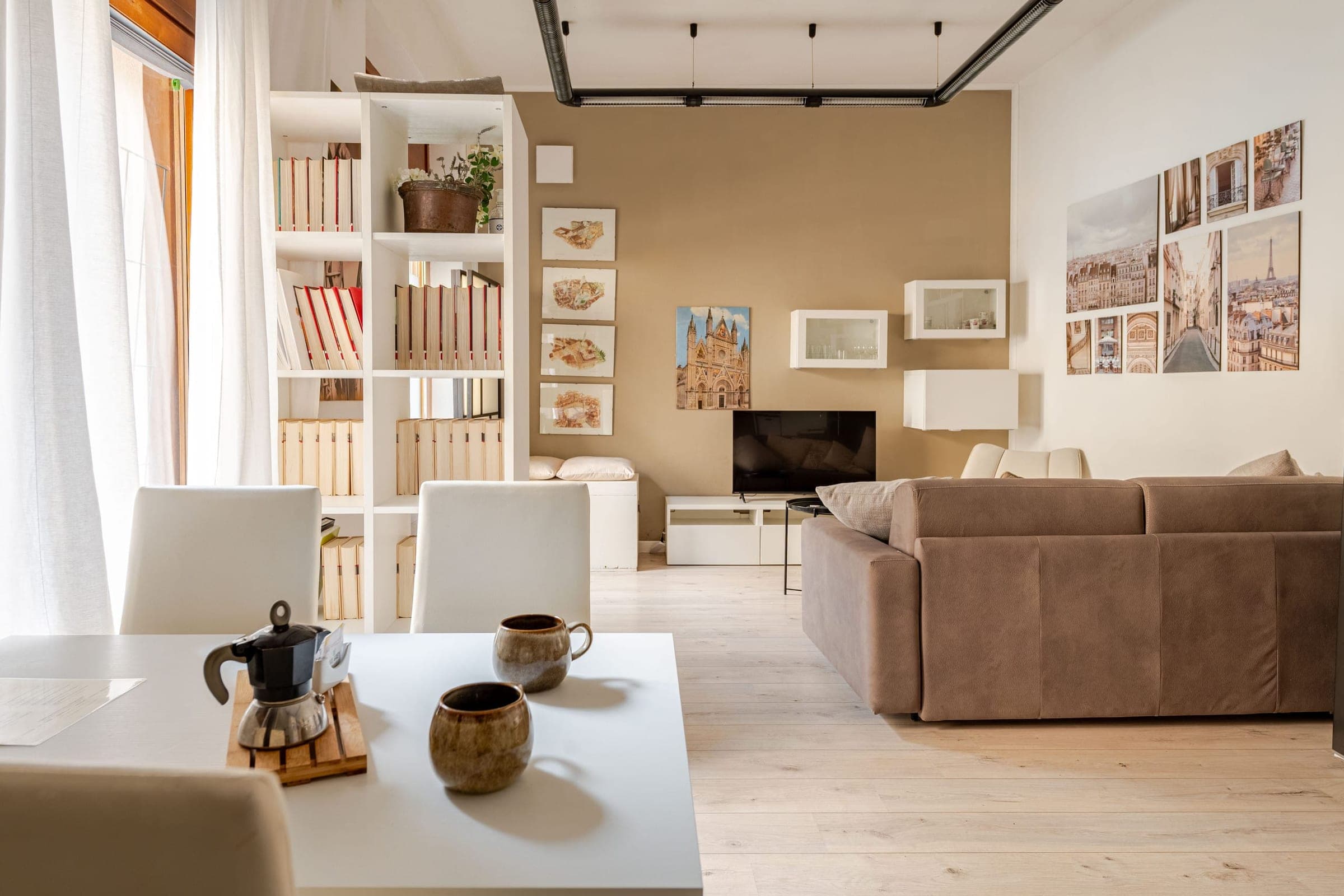 Il soggiorno di Nina's Home, con zona pranzo